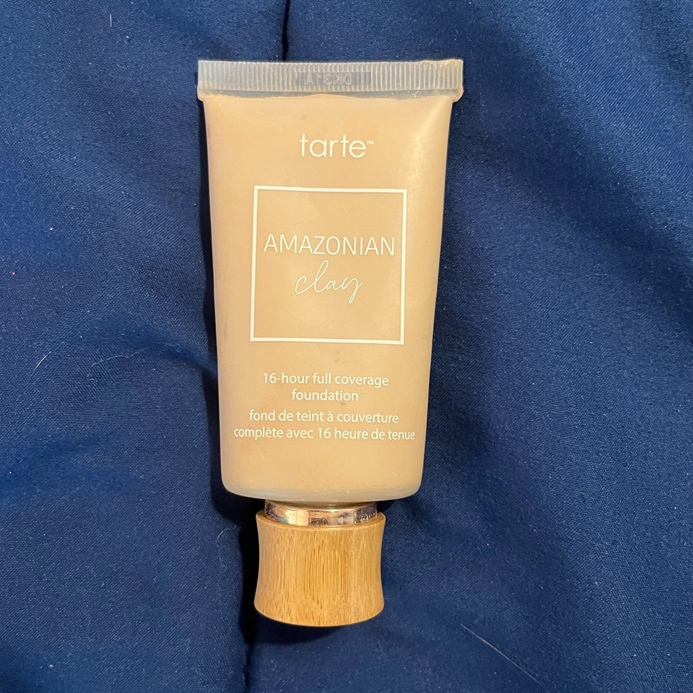 Tarte Amazonian Clay foundation, light-medium sand